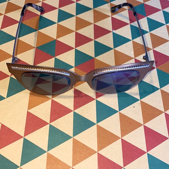 Authentic BOTTEGA VENETA SUNGLASSES 🕶 - Picture 4 of 9